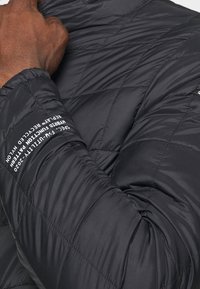 Replay Overgangsjakke - black