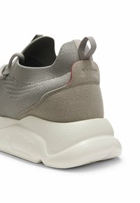 Grauer Strick- und Wildleder-Sneaker mit Fersenzuglasche, dicker strukturierter weißer Sohle und Firmenprägung an der seitlichen Sohle.