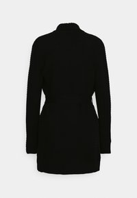 Svart stickad cardigan med långa ärmar, ribbat mönster och bälte i midjan. Har hög krage och en medellång design.