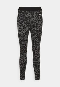 Leggings en imprimé léopard noir et gris avec une finition texturée, présentant une large taille noire et un logo Adidas subtile sur le côté.