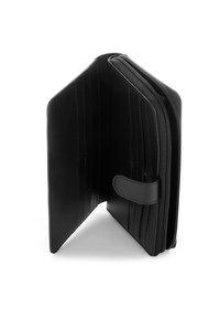 Portefeuille en cuir noir avec fermeture éclair, comprenant plusieurs emplacements pour cartes, texture lisse et bouton-pression pour plus de sécurité.