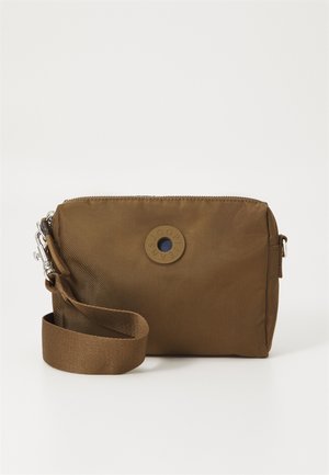 Braune Nylon-Crossbody-Tasche mit Reißverschluss, verstellbarem Riemen und rundem Logo-Akzent auf der Vorderseite. Glatte Textur mit minimalistischer Gestaltung.