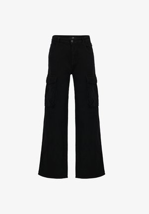 Fekete, széles lábú cargo nadrág gombos zárással, két elülső zsebbel és két oldalsó cargo zsebbel. Tartós pamut anyagból készült.