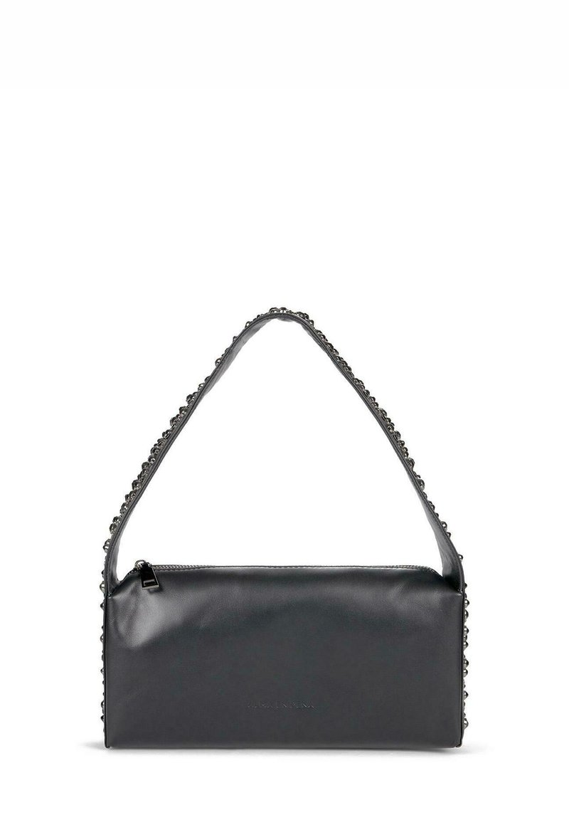 Borsa a tracolla nera in pelle con design flat, chiusura con zip e tracolla accentuata da una catena, caratterizzata da una texture liscia e un branding minimalista.