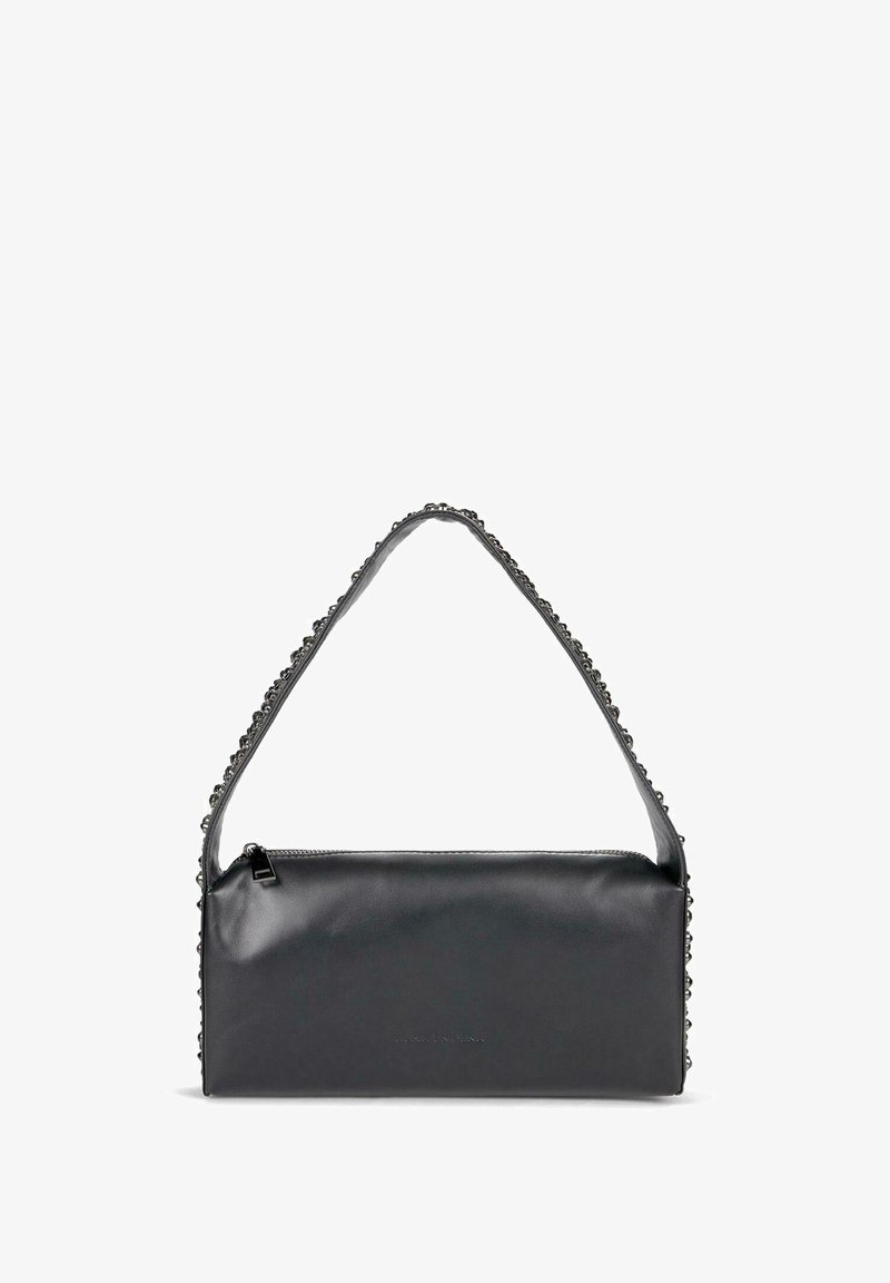 Borsa a tracolla nera in pelle con design flat, chiusura con zip e tracolla accentuata da una catena, caratterizzata da una texture liscia e un branding minimalista.