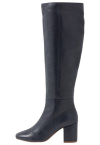 Bottes en cuir noir montant jusqu'au genou, avec un bout pointu et un talon carré. Texture lisse avec des coutures minimales et sans éléments métalliques ou accents visibles.