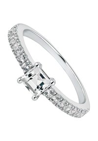 Anillo de plata con una piedra rectangular central, rodeada de pequeñas piedras redondas transparentes a lo largo de la banda. Acabado liso y pulido.