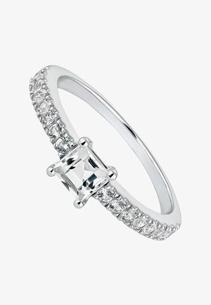 Anillo de plata con una piedra rectangular central, rodeada de pequeñas piedras redondas transparentes a lo largo de la banda. Acabado liso y pulido.