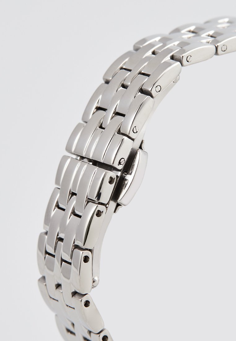 Pulsera de reloj de acero inoxidable plateado con eslabones entrelazados, que presenta un acabado pulido y un mecanismo de cierre seguro.