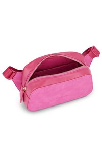 Fukszia színű kézi táska sima és szuédé textúrával, kettős anyagból készült, cipzáras záródással és állítható pánttal. Béléses belső rész logó dombornyomott részlettel.