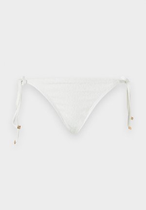 Slip de bikini alb texturat cu legături laterale, finisat cu mici accente aurii pe un fundal simplu.