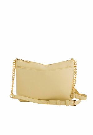 Sac bandoulière en cuir beige avec une bandoulière en chaîne dorée et une boucle réglable, doté d'une fermeture supérieure zippée.