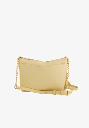 Sac bandoulière en cuir beige avec une bandoulière en chaîne dorée et une boucle réglable, doté d'une fermeture supérieure zippée.