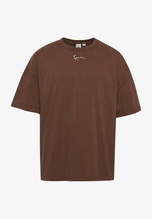 Ruda medvilnės marškinėliai trumpomis rankovėmis, apvaliu iškirpimu ir balta siuvinėta logo ant krūtinės, pasižyminčiais laisvu siluetu ir švelnia tekstūra.