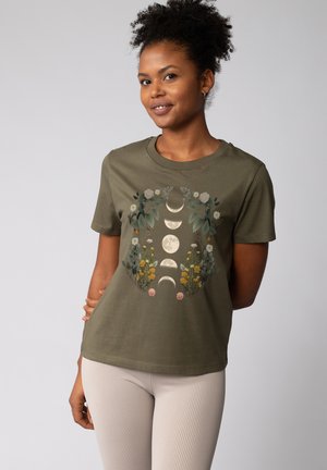 Olivegrünes Baumwoll-T-Shirt mit einem floralem und Mondphasen-Druck in Creme, Gelb und Grün, Rundhalsausschnitt und kurzen Ärmeln.