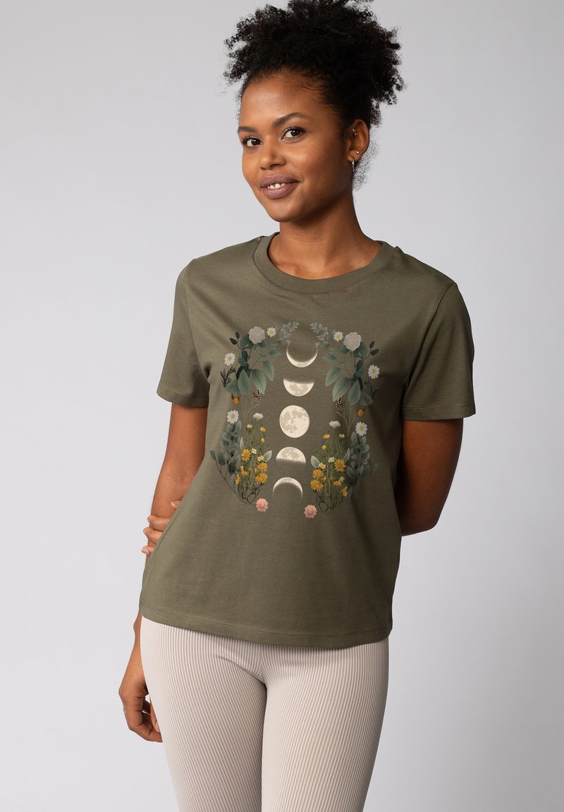 Olijfgroen katoenen T-shirt met een bloemen- en maanfasenprint in crème, geel en groen, met een ronde halslijn en korte mouwen.