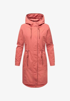 Parka coral resistente al agua con capucha, cintura ajustable, mangas largas y cierres de presión. Textura suave y longitud hasta medio muslo.