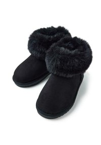 Bottines en suède noir avec un large revers en fourrure synthétique, bout arrondi et semelle en caoutchouc. Le revers est moelleux et doux, augmentant la chaleur et le confort.