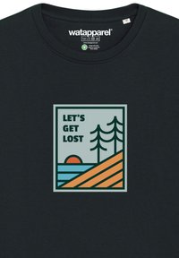 Zwarte katoenen t-shirt met een graphic van bomen, zon en abstract landschap; tekst leest "LATEN WE VERLOREN GAAN" in vette letters.