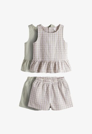 Twee mouwloze tops met peplumzomen en bijpassende shorts. De ene set heeft een roze en bruin ruitpatroon, de andere is effen lichtgrijs.