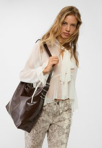Stradivarius BUCKET  - Handväska - brown