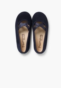 Ballerines en tissu bleu marine avec une texture douce, des brides en satin croisées et une semelle intérieure de couleur naturelle avec le logo de la marque.
