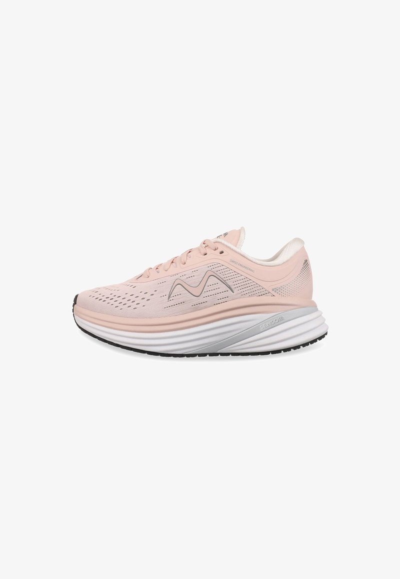 Baskets de course rose clair avec un dessus en maille respirante, des accents gris, une semelle rembourrée et une semelle extérieure texturée noire pour une traction.