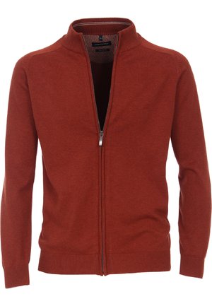 Rode gebreide cardigan met een hoge kraag en een volledige ritssluiting aan de voorkant. Voorzien van geribde manchetten en zoom, gemaakt van zachte stof met een gladde textuur.