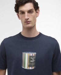 T-shirt de algodão azul-escuro com uma ilustração de um recipiente de tinta com tiras coloridas e um rótulo que diz "Paul Smith adora Barbour."