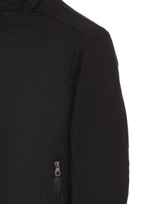 Giubbotto nero con colletto alto, texture di tessuto liscia e tasca laterale con zip e zip metallico argentato.
