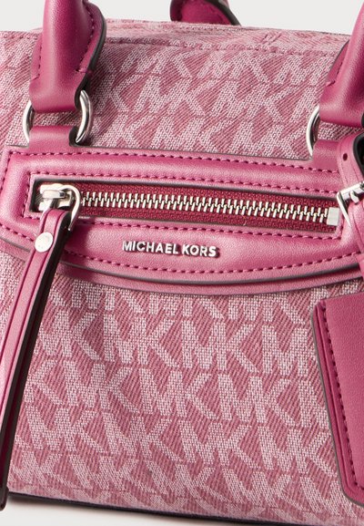 Розова дамска чанта Michael Kors с фирмена тъкан с монограма MK, сребрист цип и дръжки и акценти от кожа, съвпадащи по цвят.