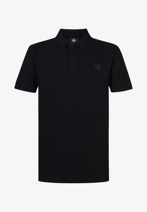 Musta polo-paita, joka on valmistettu puuvillasta, klassisella kauluksella, kolmella nappikiinnityksellä ja pienellä sävyyn sopivalla logolla rinnassa. Lyhyet hihat.