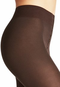 Calze opache marroni con texture a coste e un'ampia vita lavorata a maglia, che mostrano una transizione fluida e dettagli di cucitura sottili.
