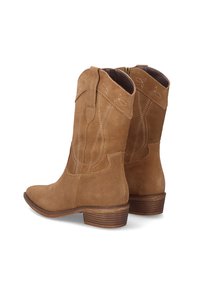 Botas de cowboy de ante marrón con punta afilada, detalles de costura lateral y un tacón ligeramente elevado. Cierre de cremallera en la parte trasera.