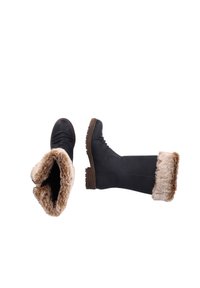 Botas de cuero negro con un forro de piel sintética en la parte superior, con una suela texturizada y un diseño alto. Los acentos incluyen un tacón marrón estriado.
