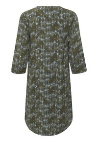 Robe tunique à manches longues vert olive avec motif vertical abstrait bleu clair et blanc, ourlet arrondi et coupe droite.