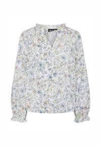 Blouse blanche avec un motif floral coloré en bleu et pêche doux. Présente un décolleté en V, une fermeture à boutons et des poignets froncés. Tissu léger.
