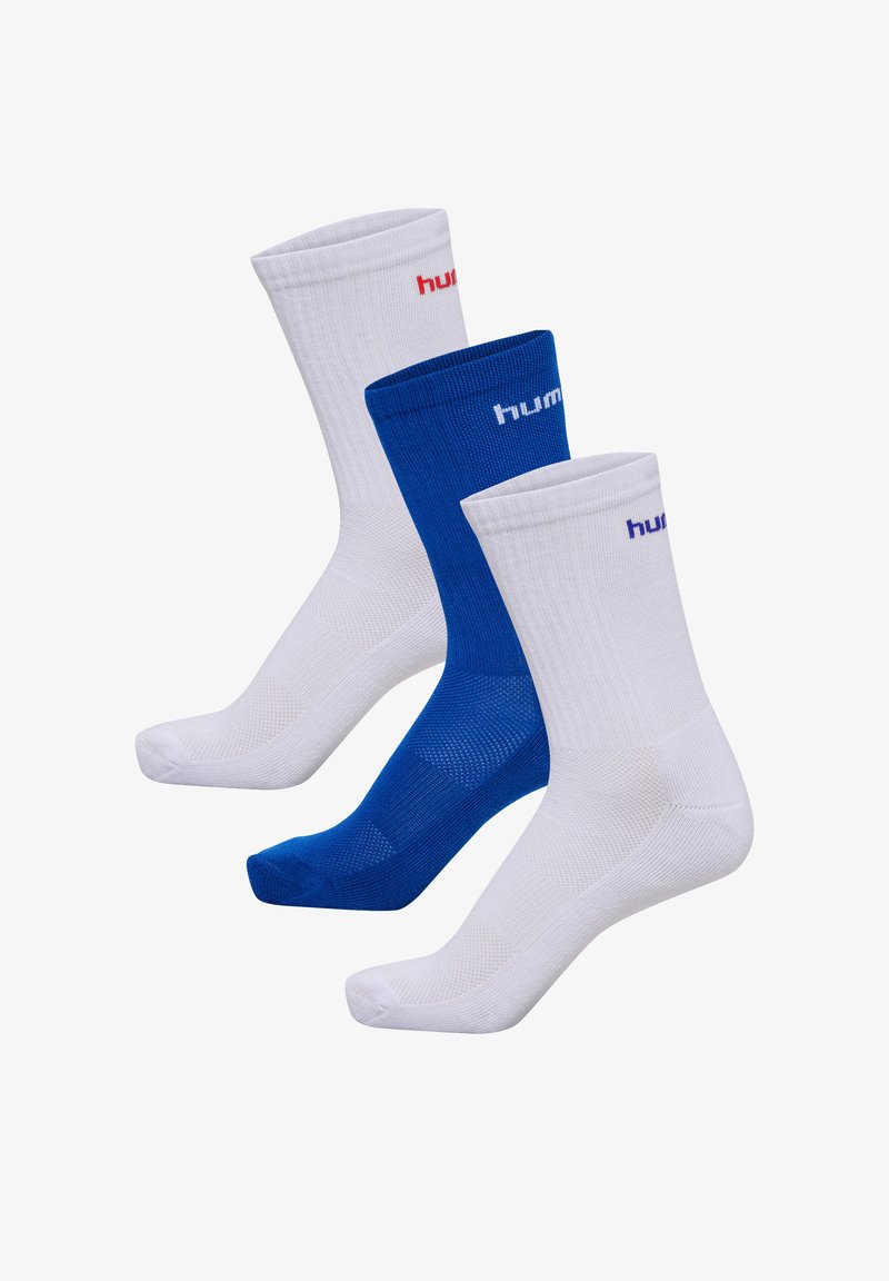 Drei Paar Socken: zwei weiße und eine blaue. Jede Socke hat ein geripptes Design und zeigt auf dem Bund in kontrastierenden Farben "hum".