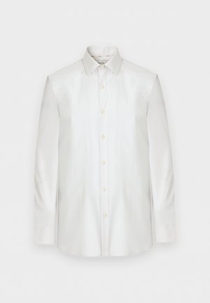 Cămașă albă cu mâneci lungi, nasturi și guler ascuțit, afișată frontal pe un fundal simplu și deschis la culoare.