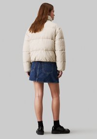 Calvin Klein Jeans MONOLOGO PUFFER - Bombejakke - pelican