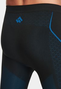 Czarne legginsy sportowe z niebieskimi akcentami, teksturowanym pasem w talii i geometrycznym wzorem po bokach. Gładki, elastyczny materiał.