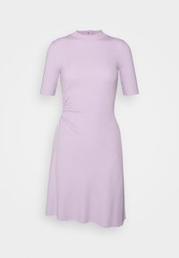 Robe en maille côtelée violet clair, manches courtes, col rond haut, fronces latérales et jupe évasée.