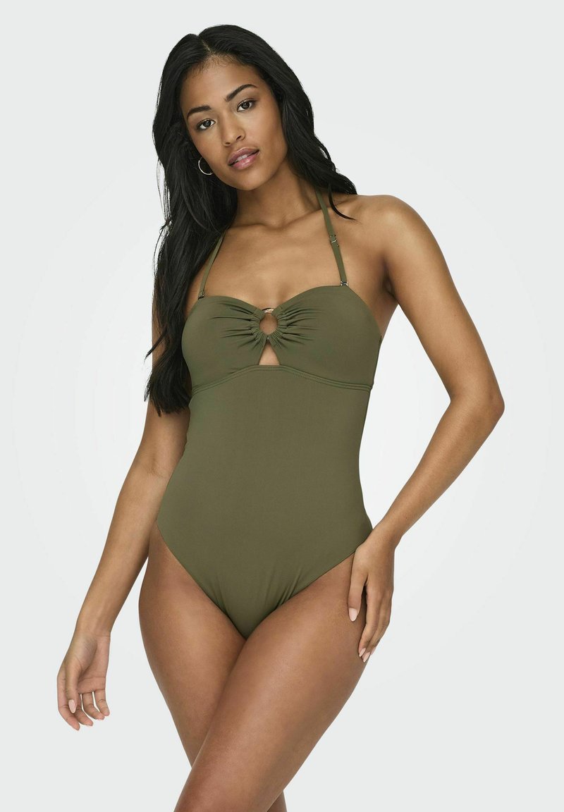Bañador de una pieza en verde oliva con un frente fruncido y un detalle de ojal, que cuenta con tirantes ajustables y un diseño de pierna alta.