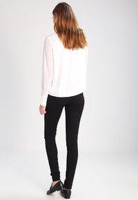 Wrangler Vaqueros pitillo - black denim