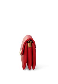 Borsetta in pelle rossa con parte superiore arrotondata, chiusura in metallo dorato e design plissettato, che mostra una texture liscia e un colore vivace.