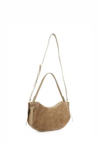 Brun suede håndtaske med en buet form, justerbar skulderrem og gylden lynlås. Har et bue-detalje på siden.