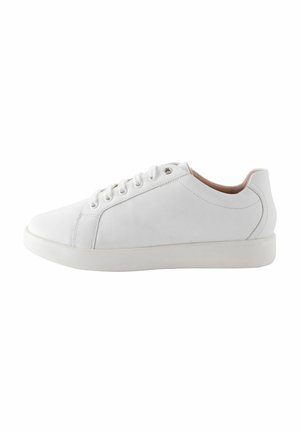 Baskets en cuir blanc avec une texture lisse, bout arrondi, six œillets pour les lacets et un design minimaliste. La semelle en caoutchouc offre une bonne adhérence.