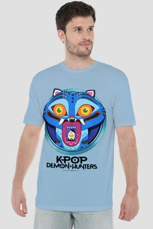 Mann trägt hellblaues T-Shirt mit farbenfrohem blauem Tigerkopf und dem Schriftzug "K-POP DEMON HUNTERS", steht vor einfarbigem Hintergrund.