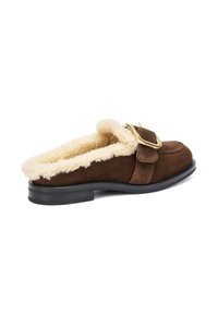 Sabot en daim marron avec doublure en fourrure, détails de boucle dorée et semelle en caoutchouc noir. Design à dos ouvert pour un enfilage facile.