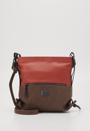 Czerwona i brązowa torba na ramię z skóry, z przednią kieszenią na suwak, regulowanym paskiem oraz logo na dolnej przedniej części.